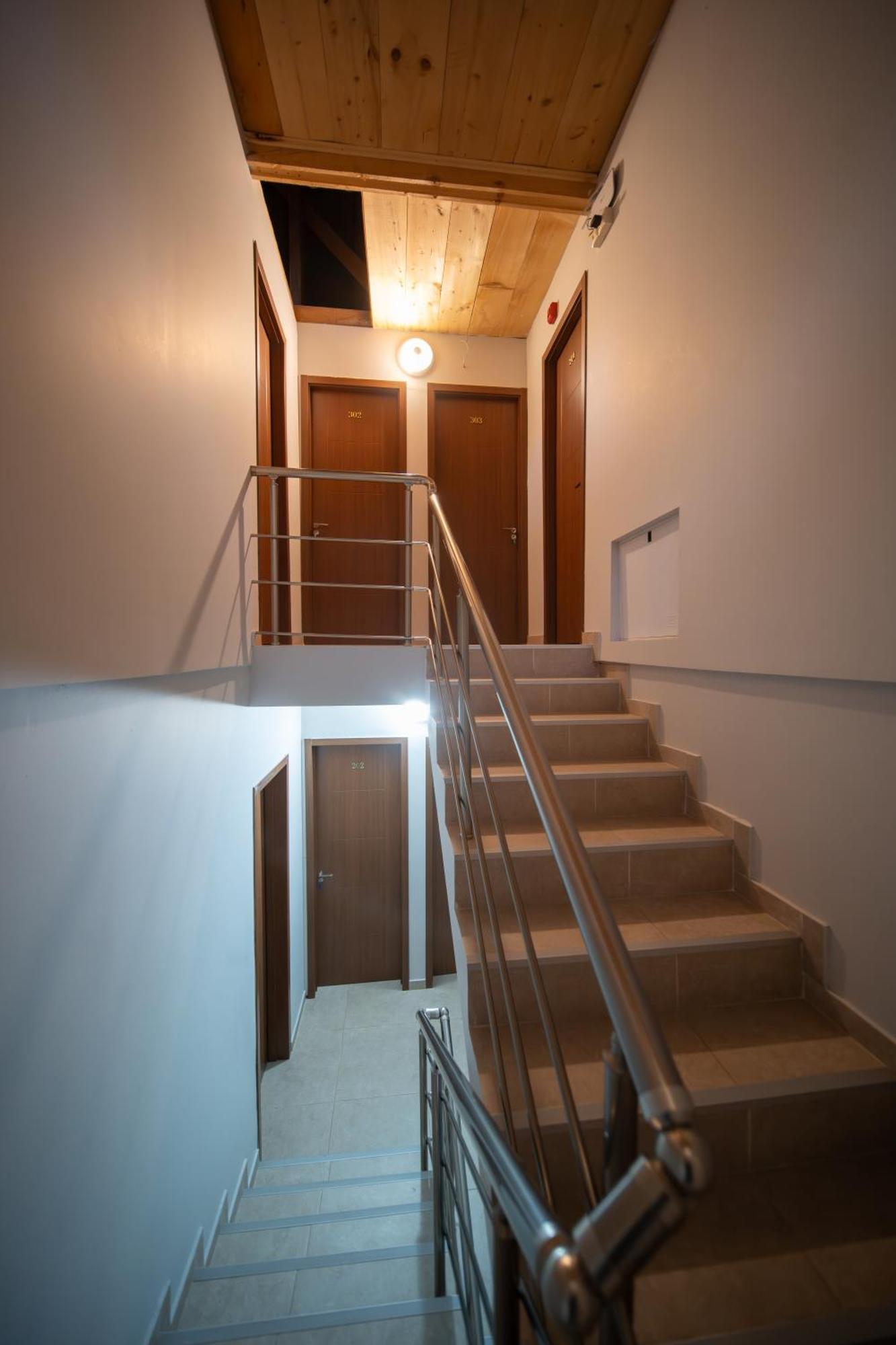 Hotel Khulo Lnn Екстер'єр фото